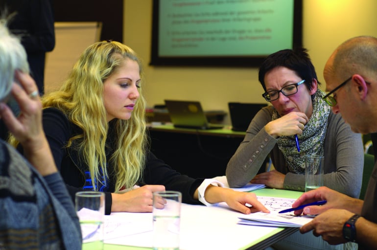 Equipo de trabajo debatiendo una planificación