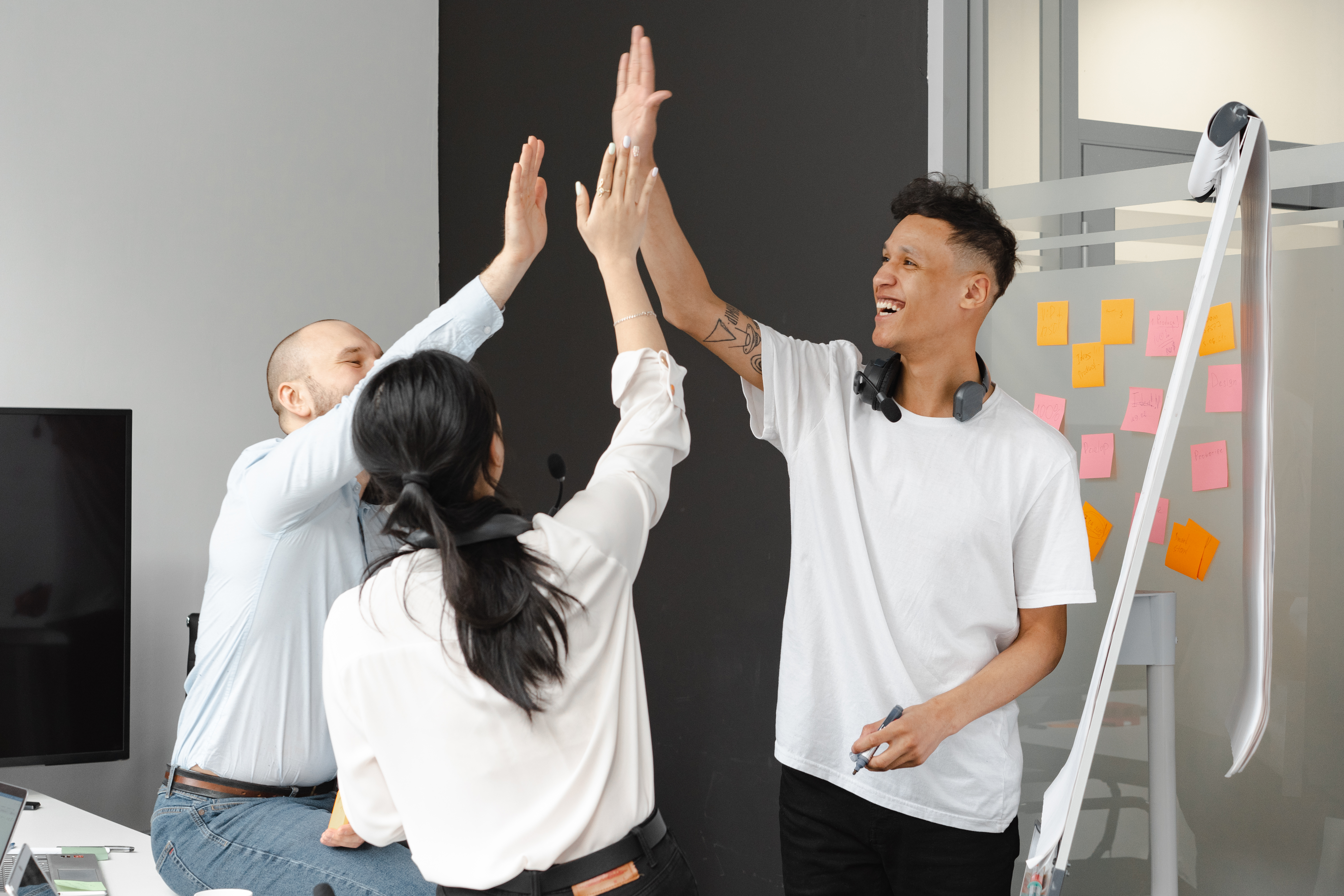 Personas celebrando un logro en equipo